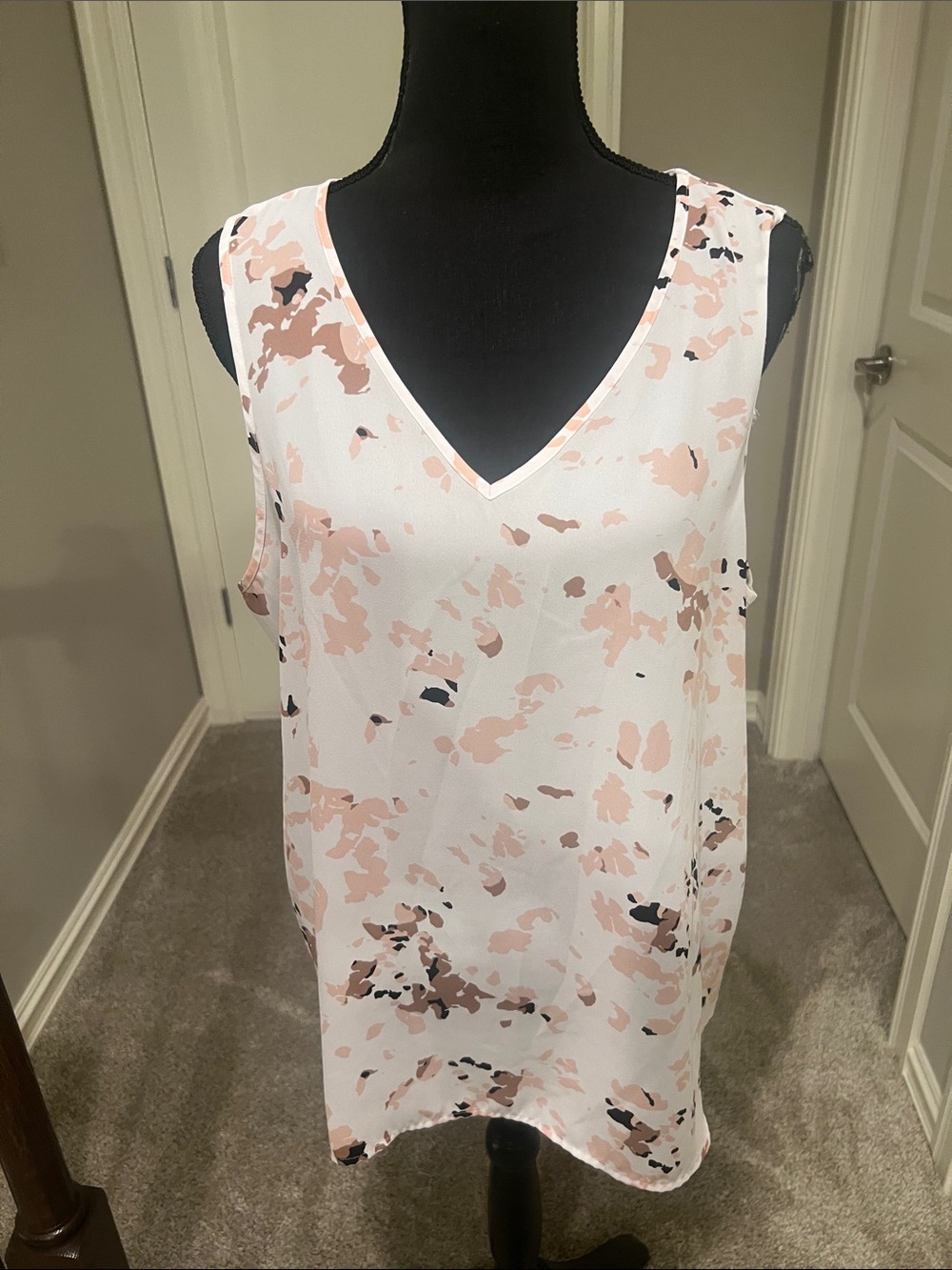 Apt. 9 White Sleeveless V-Neck Blouse with Blush & Black Abstract Print